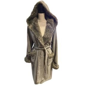 ⭐️ Women’s Pottery Barn Faux Fur Trimmed Robe Size Medium